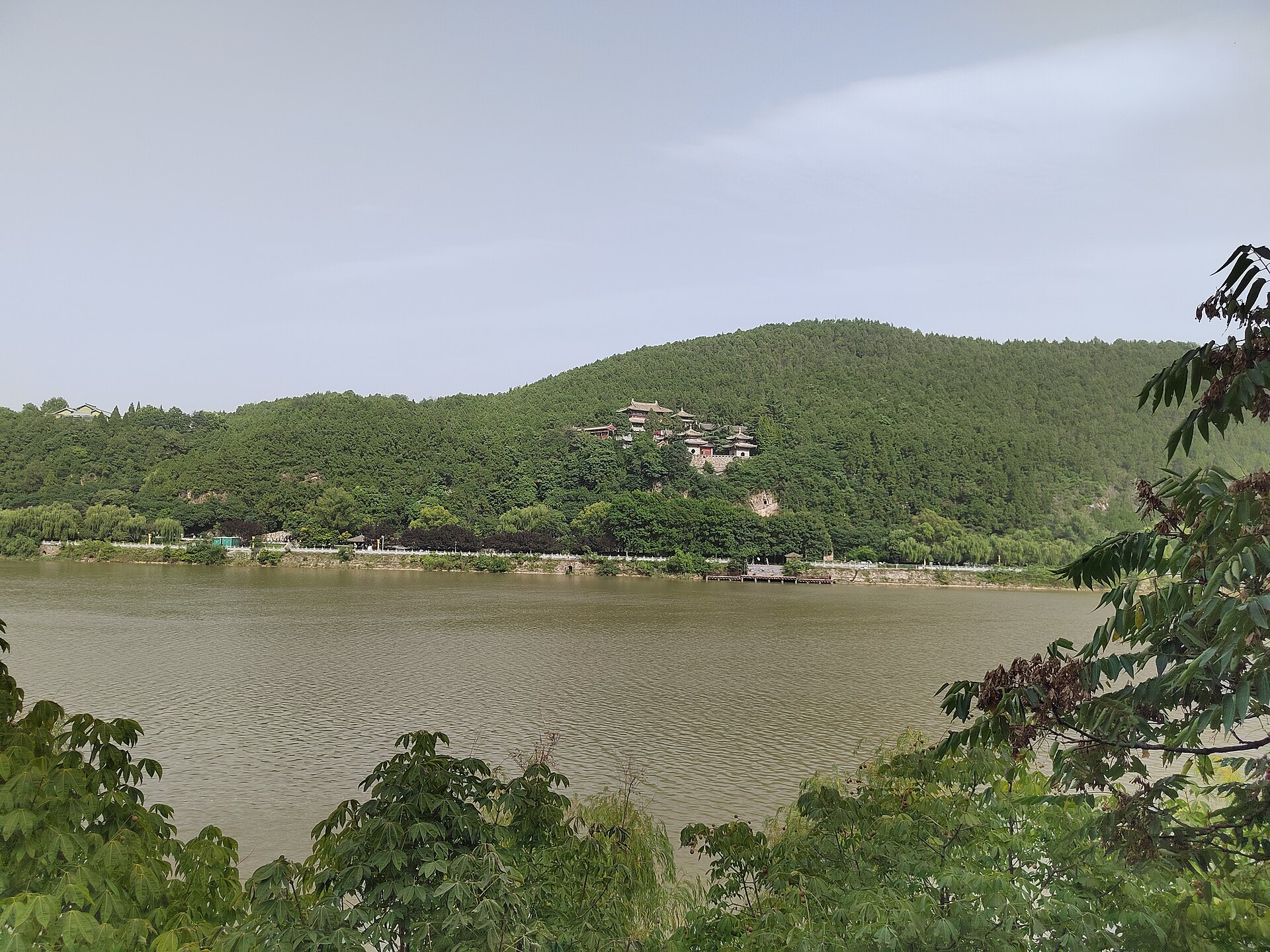龙门石窟远景,伊河穿流于两山之间。